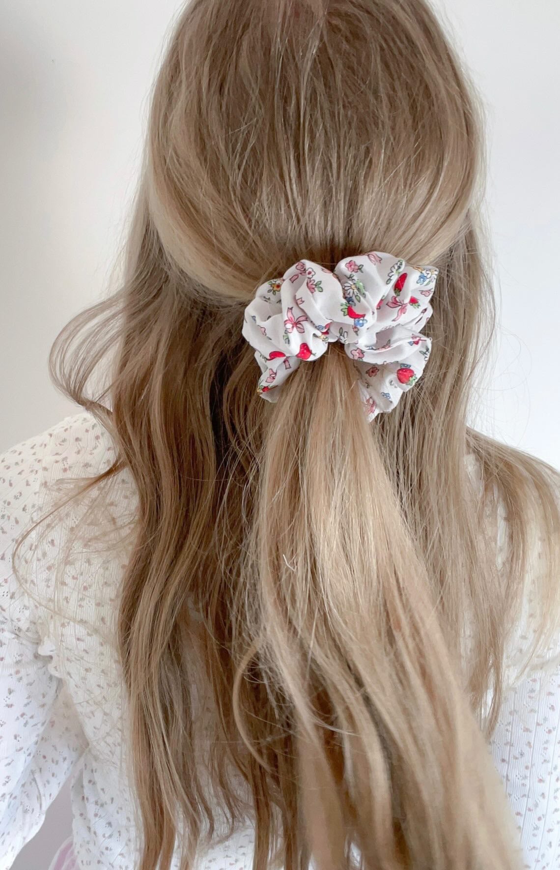 Scrunchie - White Bows & Flowers