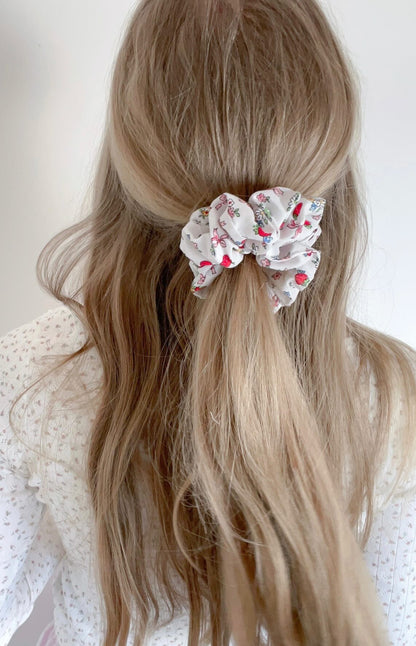 Scrunchie - White Bows & Flowers